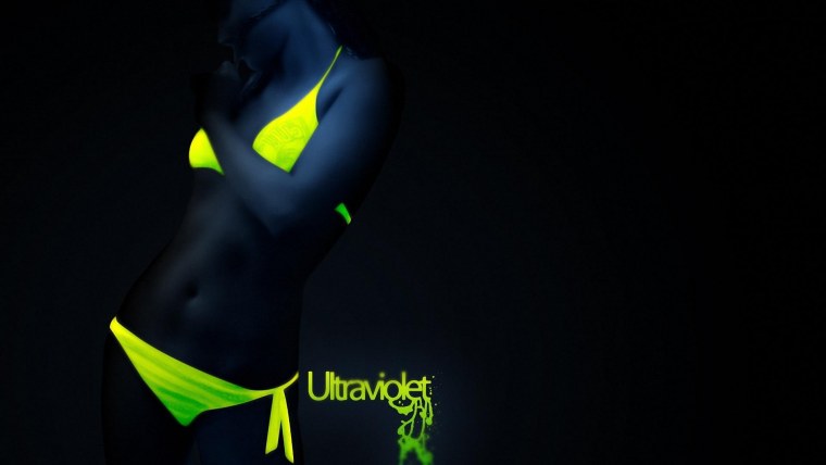 Девушка в неоне в купальнике