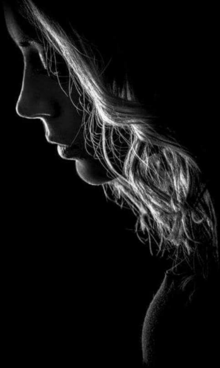 Девушка в профиль на темном фоне