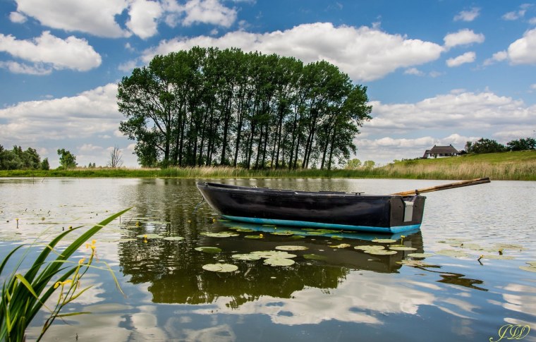 Фон лодка на воде