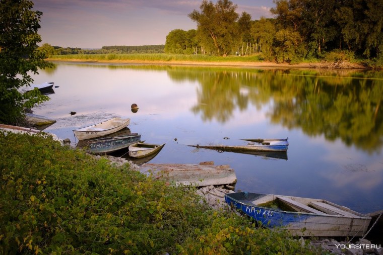 Четырёхвесельная лодка на озере