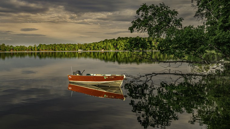 Природа с рекой и лодкой