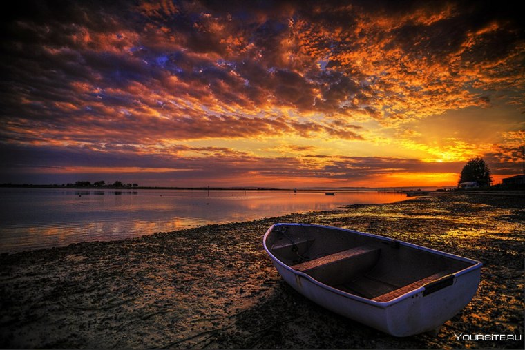 Лодка на фоне заката