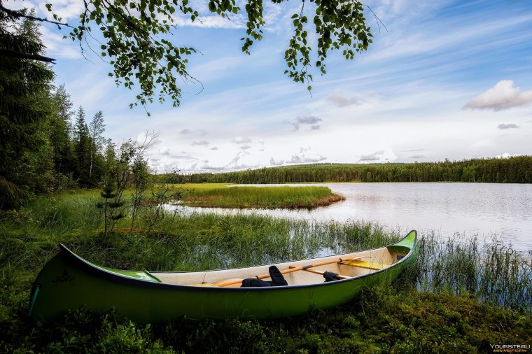 Лодка на речке