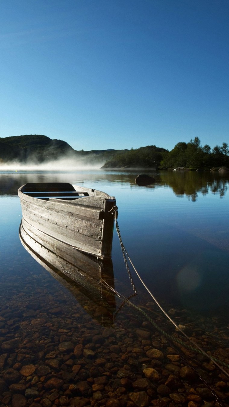 Лодка на реке