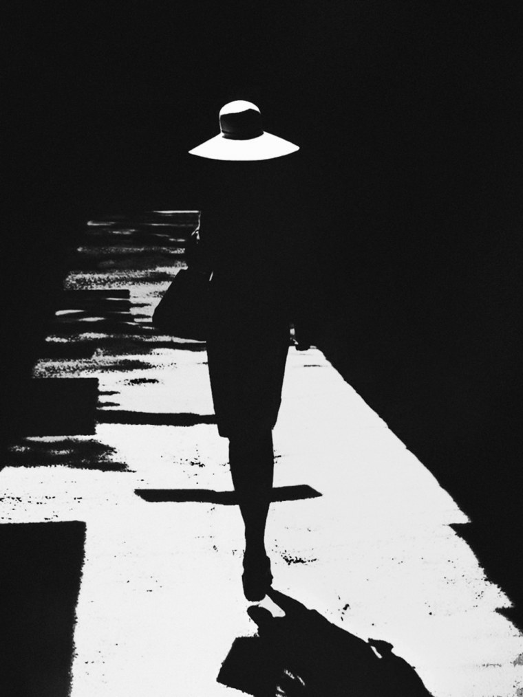 Тёмный силуэт в шляпе