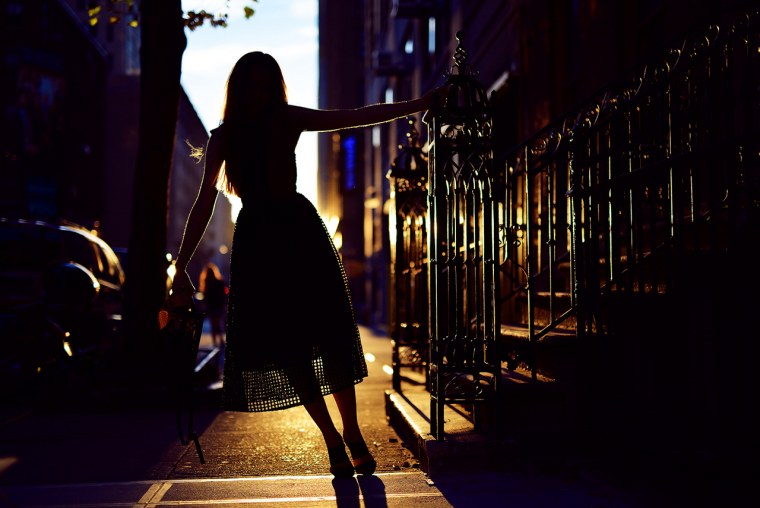 Девушка ночью в городе