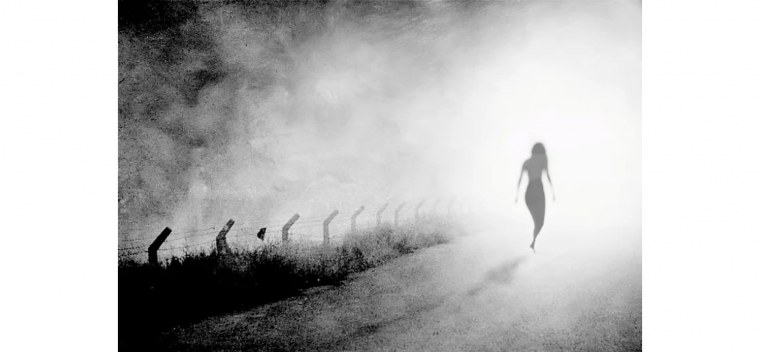 Женский силуэт в тумане