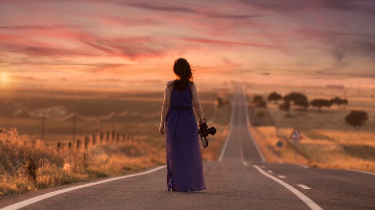 Девушка идет по дороге