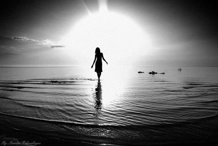 Уходящая девушка