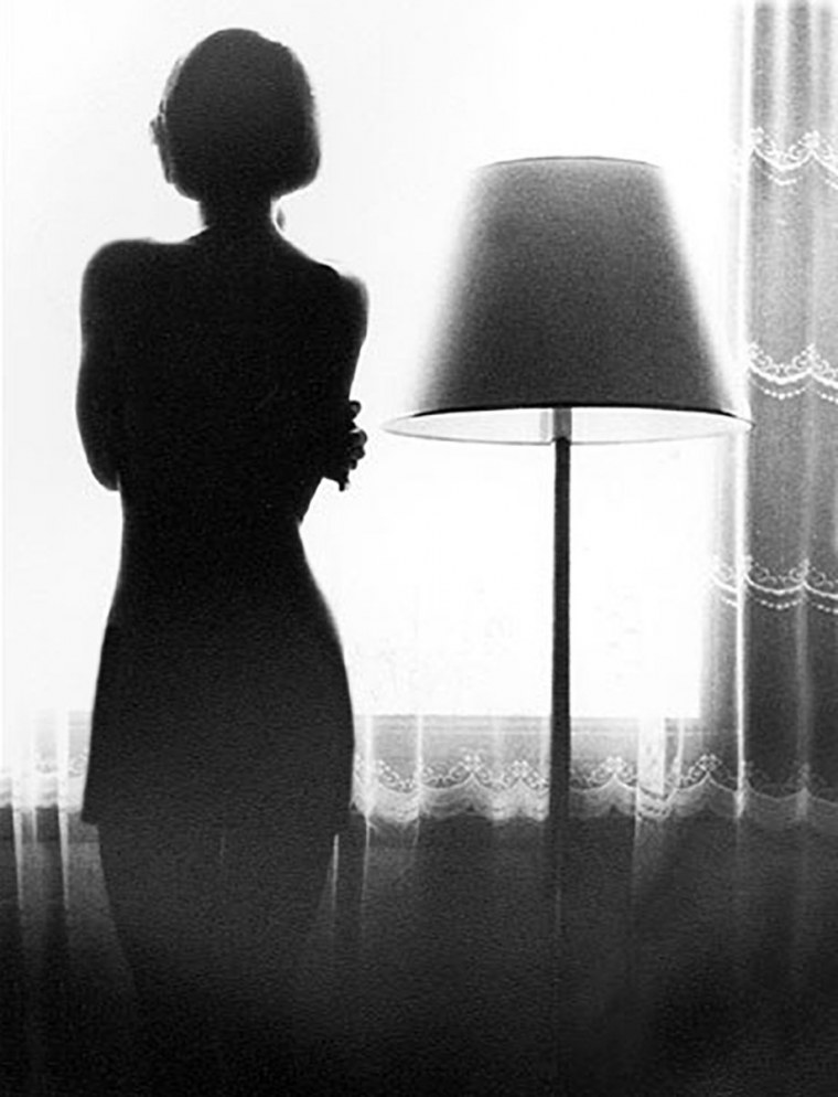 Женский силуэт в окне