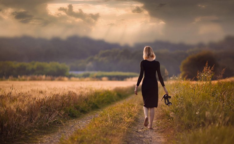 Девушка идущая в даль