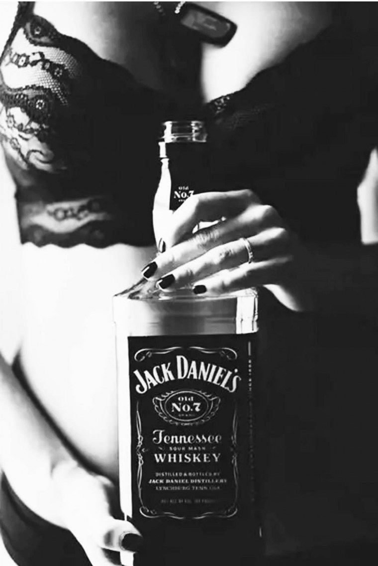 Джек Дэниэлс виски девушка