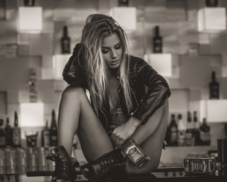 Девушка с алкоголем