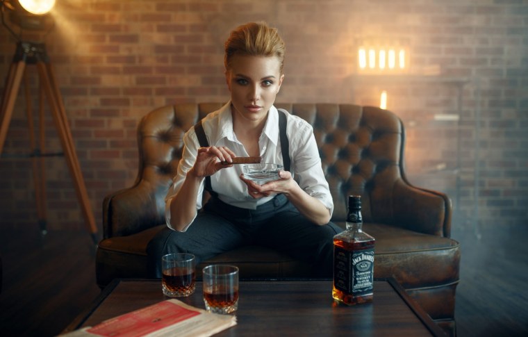 Женщина с бокалом виски