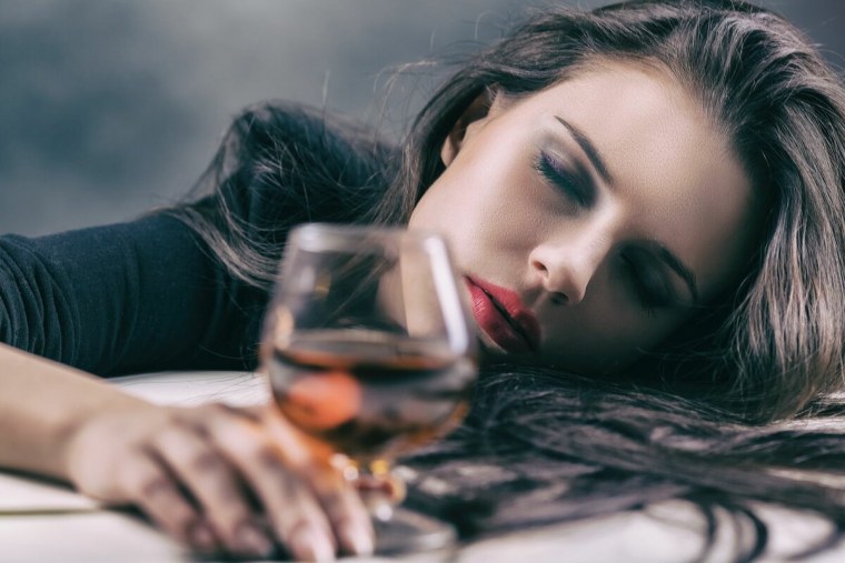 Пьющая девушка