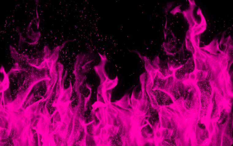 Фиолетовый огонь на черном фоне