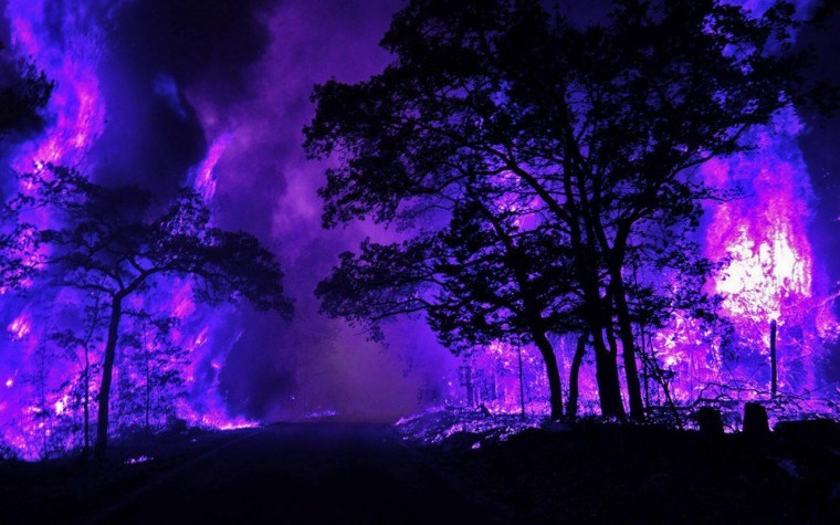 Фиолетовый огонь на черном фоне