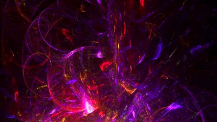 Фиолетовое пламя на черном фоне