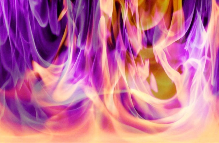 Фиолетовый огонь на черном фоне