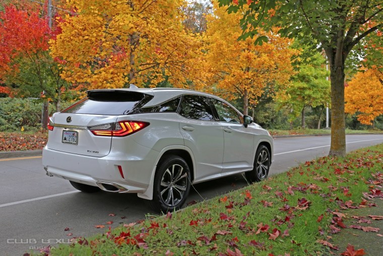 Красивый Лексус is 250 на стиле