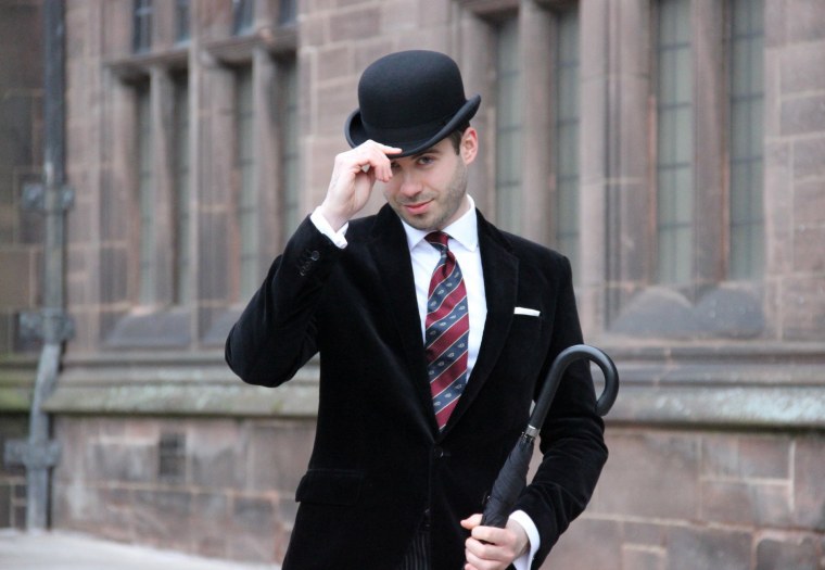 Человек в костюме и шляпе