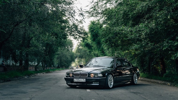 БМВ e38 зеленая