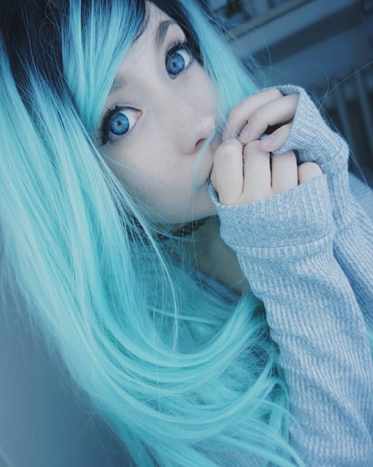 Милая девушка с голубыми волосами