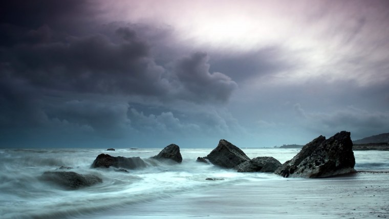 Камни и море шторм