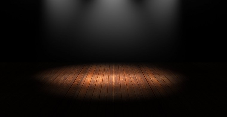 Открытая дверь в темную комнату