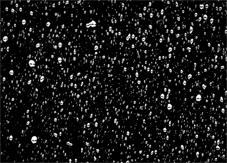 Черные капли на белом фоне