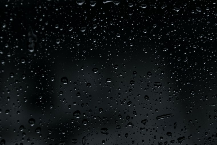 Ливень на черном фоне