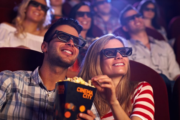 Парень с девушкой в кинотеатре