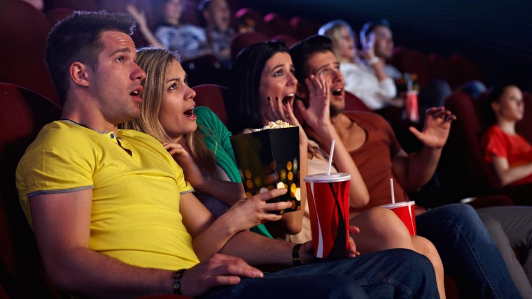 Человек в кинотеатре с попкорном