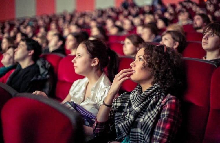 Зал кинотеатра с людьми