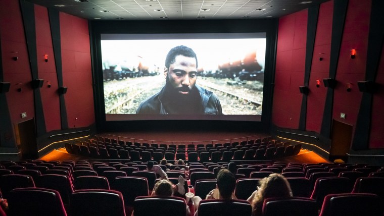 Зрители в кинозале