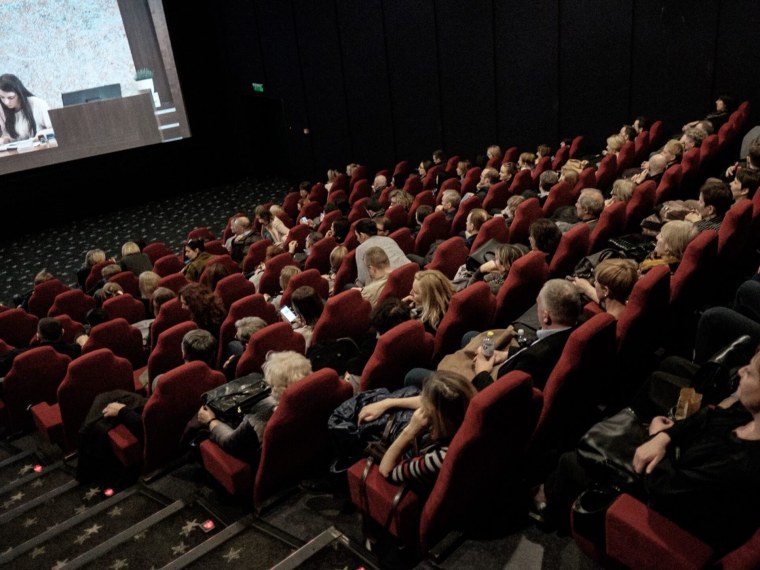 Театр зрители в масках