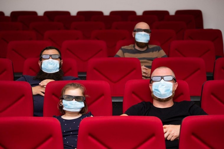 Парочка в кинотеатре