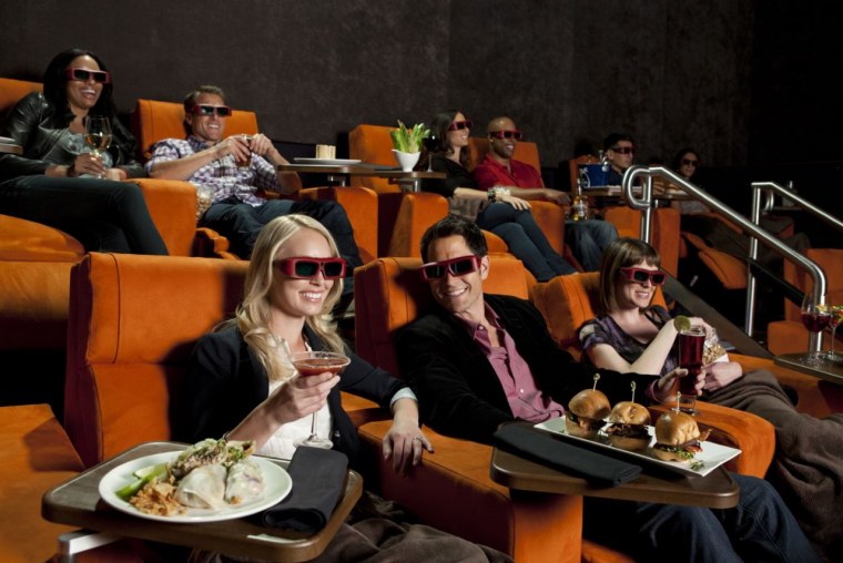 Люди сидят в кинотеатре