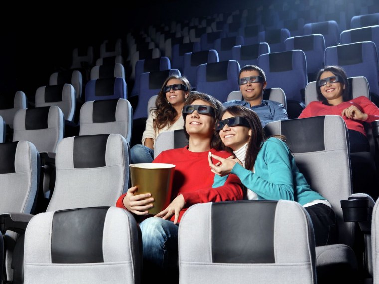 Молодежь в кинотеатре