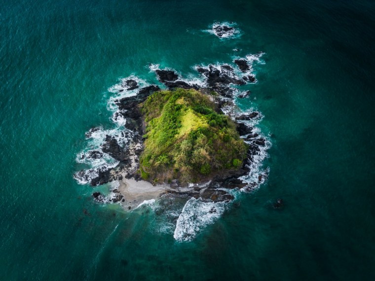 Остров в море вид сверху
