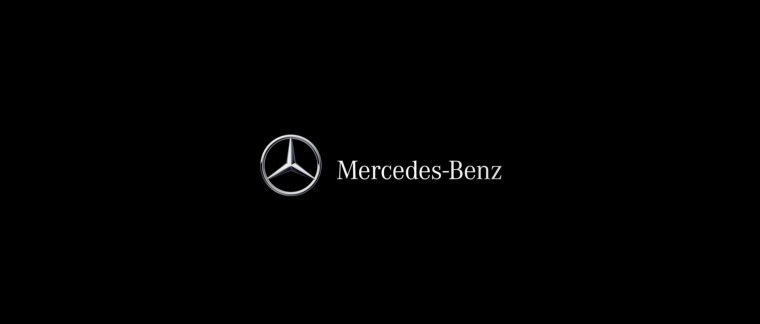 Логотип Mercedes на черном фоне