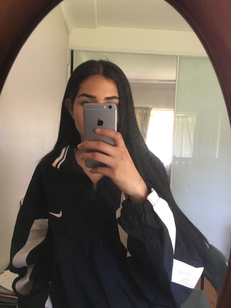 Девочка с айфоном в зеркале