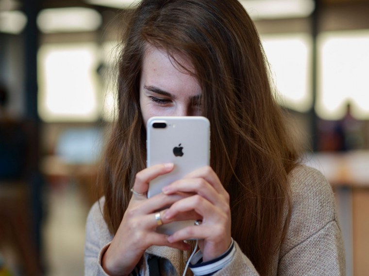 Девушки с чёрными волосами с айфоном