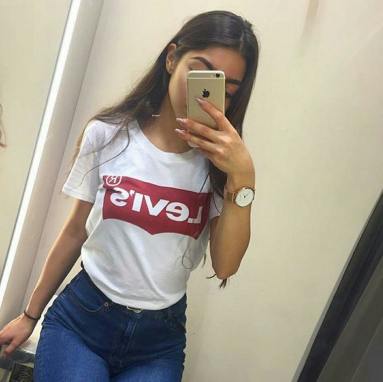 Селфи с айфоном в зеркале