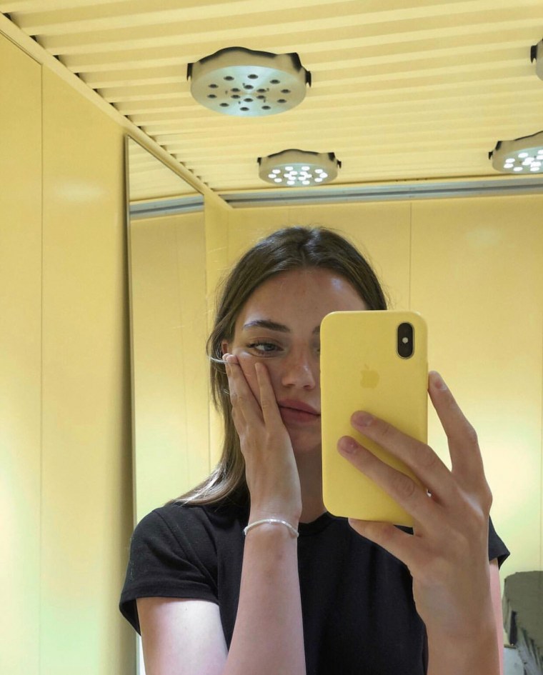 Красивые девушки со АЙФОНИМ