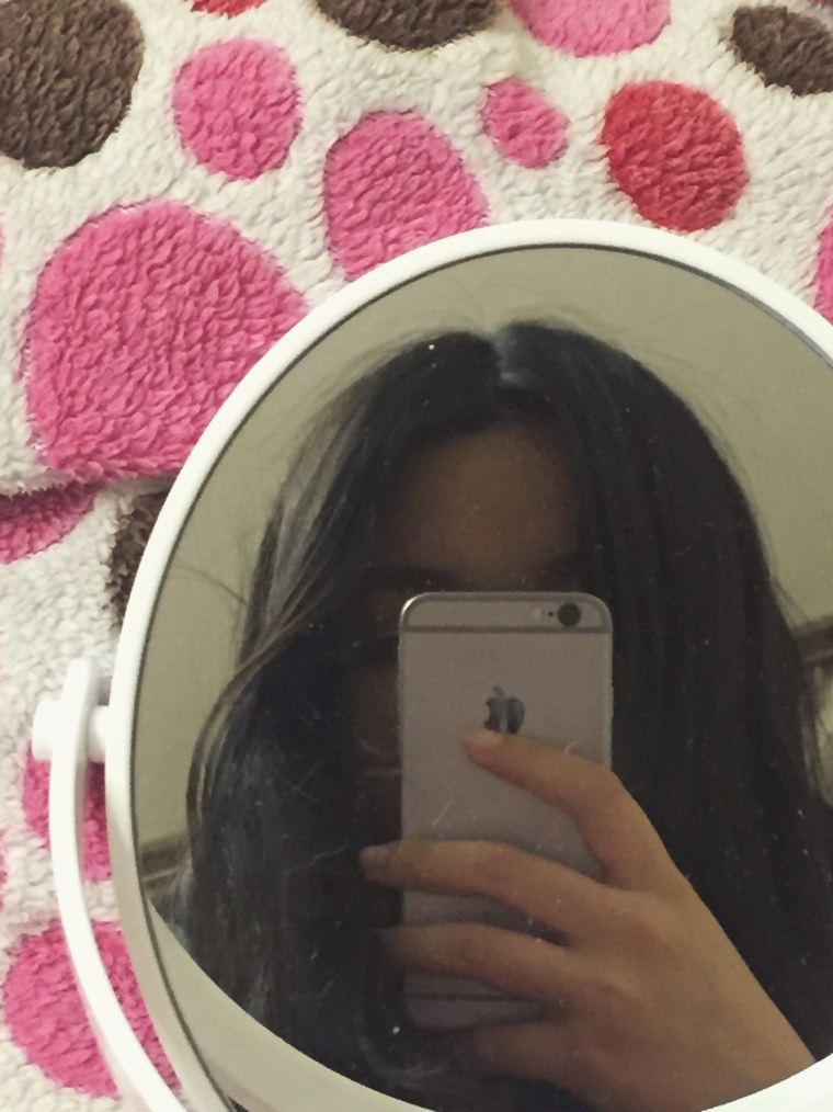 Девушки с русыми волосами в зеркале