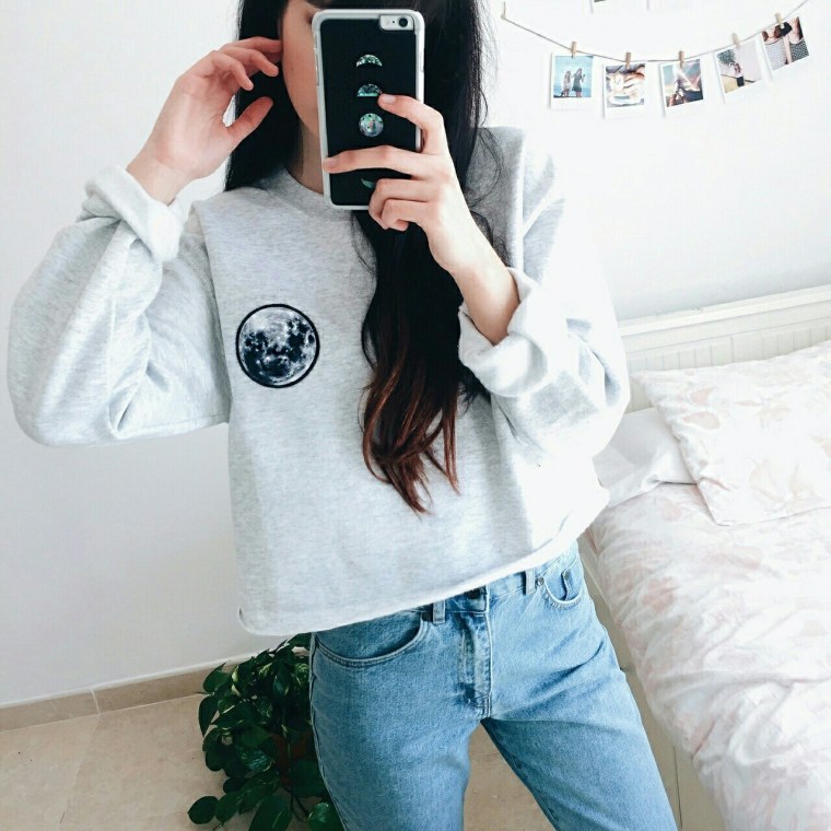 Девушка с айфоном