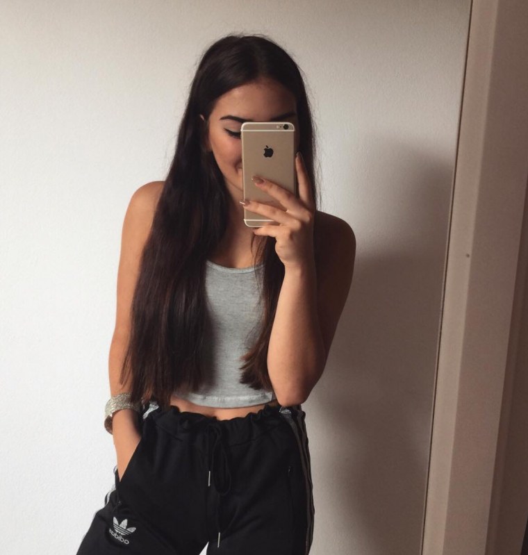 Девушки с чёрными волосами с айфоном