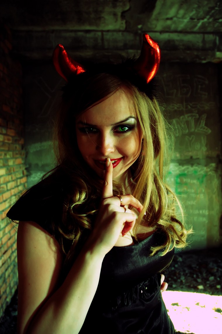 Девушка с рожками арт