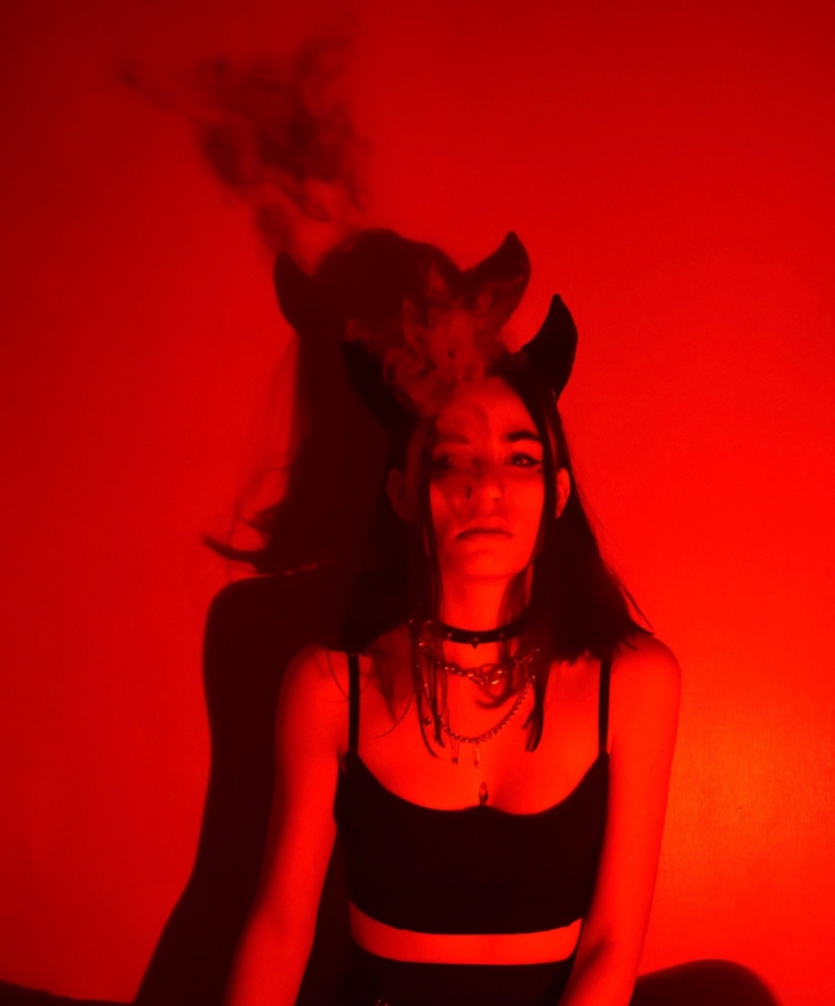 Девушка чертовка